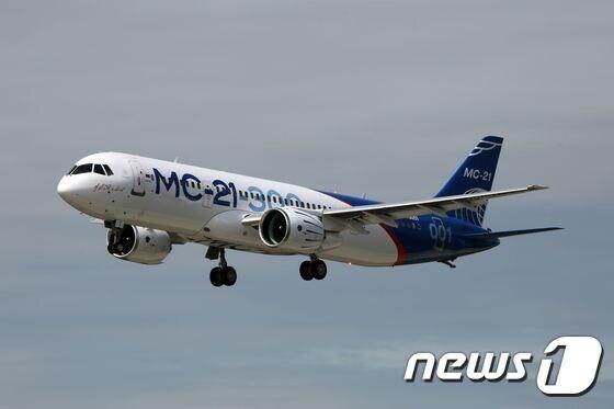 본문 이미지 - 러시아의 항공기 제조사 이르쿠트의 신형 중거리 항공기 MC-21 ⓒ AFP=뉴스1