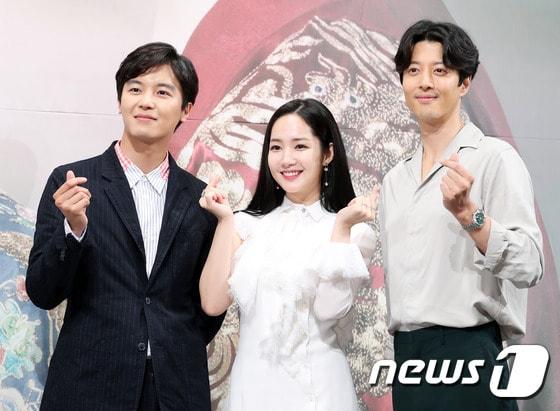 본문 이미지 - 배우 연우진, 박민영, 이동건(왼쪽부터)이 29일 오후 서울 논현동 임피리얼팰리스에서 열린 KBS2 드라마 ‘7일의 왕비’ 제작발표회에 참석해 포즈를 취하고 있다. ⓒ News1 권현진 기자