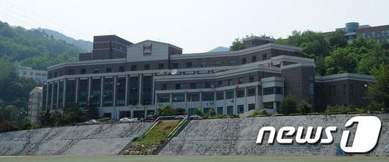 본문 이미지 - 사학 비리와 재정 악화로 폐교된 한 대학 모습. ./뉴스1 ⓒ News1 서근영 기자