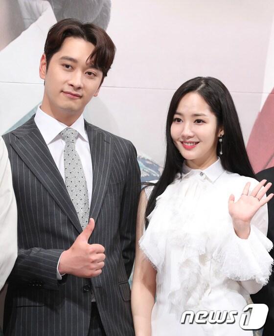 본문 이미지 - 배우 황찬성, 박민영(오른쪽)이 29일 오후 서울 논현동 임피리얼팰리스에서 열린 KBS2 드라마 ‘7일의 왕비’ 제작발표회에 참석해 포즈를 취하고 있다. ⓒ News1 권현진 기자