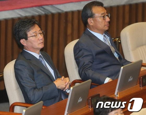 본문 이미지 - 2017년 5월 29일 당시 유승민 바른정당 의원과 이정현 무소속 의원이  서울 여의도 국회에서 열린 본회의에 참석한 모습. 2017.5.29 ⓒ 뉴스1 송원영 기자