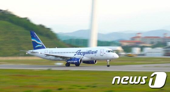 본문 이미지 - 강원 양양국제공항에서 야쿠티아 항공 러시아기가 이륙하고 있다.  (뉴스1 DB)
