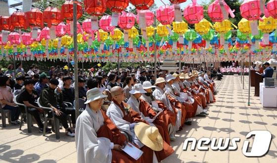 본문 이미지 - 강원 양양 낙산사에서 불기 2561년 (2017년)부처님오신 날을 봉축하는 법요식이 열리고 있다. (양양군 제공) 2017.5.3/뉴스1 ⓒ News1 고재교 기자