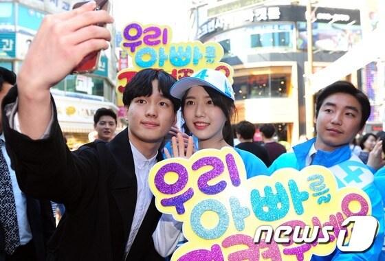 본문 이미지 - 유승민 바른정당 후보의 딸 유담이 3일 오전 부산 진구 서면 거리를 찾아 유권자들과 사진을 찍고 있다. 2017.5.3/뉴스1 ⓒ News1 여주연 기자