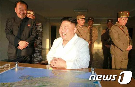 본문 이미지 - 김정은 북한 노동당 위원장이 새로 개발한 정밀 조종유도체계를 도입한 탄도미사일 시험발사를 참관했다고 노동신문이 30일 보도했다.  김정은 위원장 옷깃 사이로 흰색 부착물이 보인다.  (노동신문) 2017.5.30/뉴스1 ⓒ News1 임세영 기자