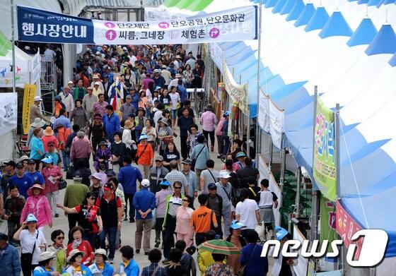 본문 이미지 - 인파로 북적이는 강릉단오제.(뉴스1 DB)