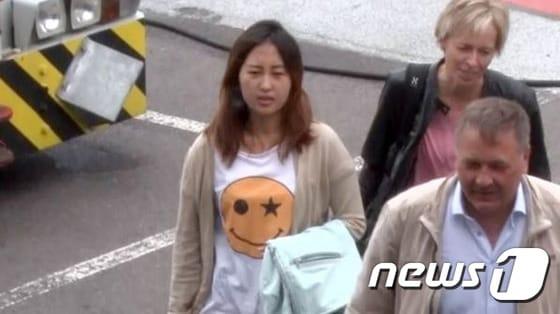 본문 이미지 - '비선실세' 최순실씨의 딸 정유라씨가 30일(현지시간) 덴마크 올보르구치소를 출발해 항공편으로 코펜하겐 공항에 도착하고 있다. (MBC캡처) 2017.5.30/뉴스1