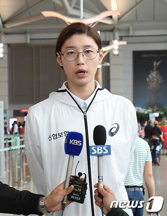 본문 이미지 - 김연경이 31일 인천공항을 통해 한국-태국 올스타전이 열리는 방콕으로의 출국을 앞두고 인터뷰를 하고 있다. (한국배구연맹 제공). ⓒ News1