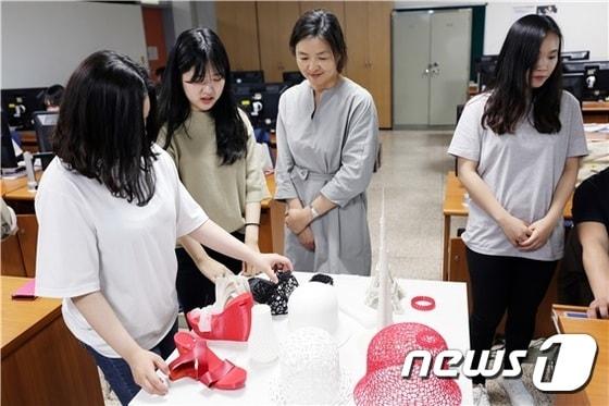 본문 이미지 - 지난 30일 경인여자대학교 교직원과 학생들이 3D 프린팅으로 출력된 출력물을 감상하고 있다.(사진제공=경인여대).2017.05.31. ⓒ News1