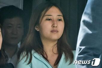 본문 이미지 - 국정농단 사태의 마지막 남은 핵심 피의자인 최순실씨의 딸 정유라씨가 31일 인천국제공항을 통해 입국, 검찰 량으로 이동하고 있다2017.5.31/뉴스1 ⓒ News1 사진공동취재단