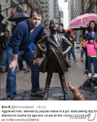 본문 이미지 - 미국 뉴욕 월가의 상징인 '황소 상'과 마주보고 설치된 '겁없는 소녀 상' 옆 '오줌싸는 개' 동상이 세워진 모습. (트위터 갈무리) ⓒ News1