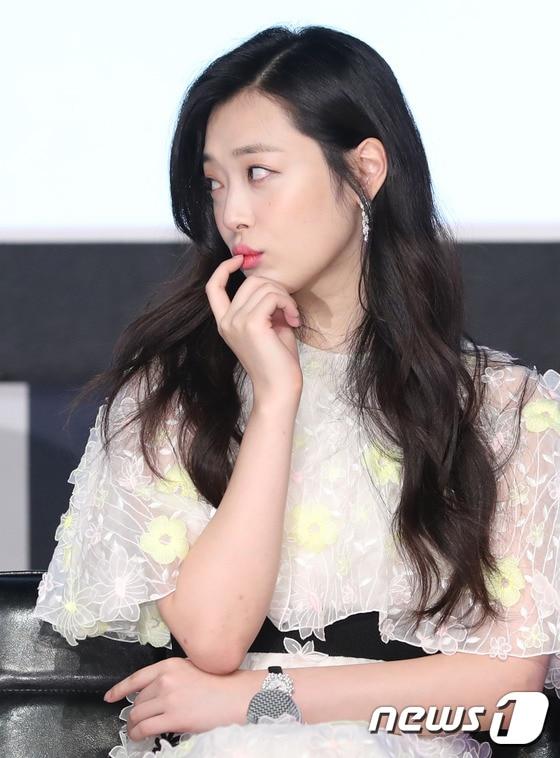 본문 이미지 - 배우 설리가 31일 오후 서울 성균관대 새천년홀에서 열린 영화 ‘리얼’ 쇼케이스에 참석해 매력을 발산하고 있다. ⓒ News1 권현진 기자