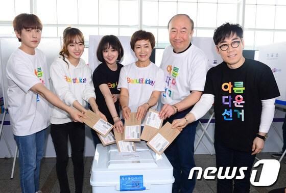 본문 이미지 - 4일 오전 서울 용산구 서울역 대합실 대통령선거 사전투표 남영동 투표소에서 대통령선거 홍보대사로 위촉된 산들, 진세연, 장나라, 정애리, 윤주상, 김연우(왼쪽부터)가 사전투표에 앞서 포즈를 취하고 있다. 송정헌 기자 songs@sportschosun.com/2017.05.04 ⓒ News1 권현진 기자
