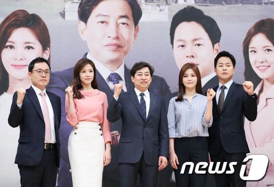 본문 이미지 - 김용태, 장예원, 김성준, 최혜림, 김현우(왼쪽부터) 앵커가 4일 오전 서울 목동 SBS에서 열린 ‘SBS 선거방송 기자간담회’에 참석해 포즈를 취하고 있다. ⓒ News1 권현진 기자