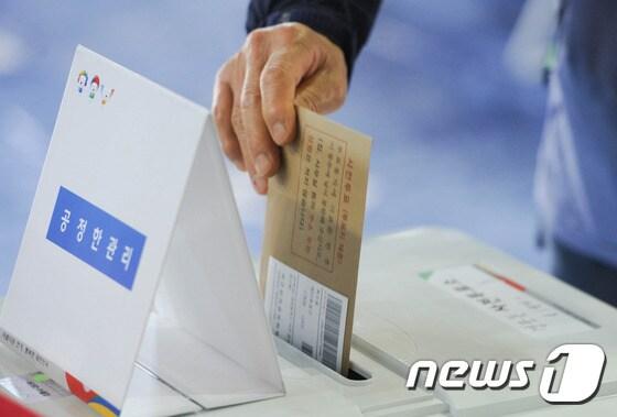 본문 이미지 - 제19대 대통령선거 사전투표 첫날인 4일 오전 강원 강릉시 경포동 사전투표소에서 한 유권자가 투표하고 있다.2017.5.4/뉴스1 ⓒ News1 고재교 기자