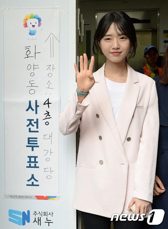 본문 이미지 - 유승민 바른정당 대선후보 딸 유담씨가 지난 4일 오후 서울 광진구 화양동주민센터에 마련된 제19대 대통령선거 사전투표소에서 투표를 마친 후 인증샷을 찍고 있다. 2017.5.4/뉴스1 ⓒ News1 박세연 기자