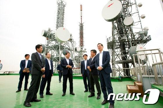 본문 이미지 - 최재유 미래창조과학부 제2차관이 4일 오후 경기도 안양시 관악산 송신소에서 민성기 KBS 관악송신소장으로부터 지상파 UHDTV 수도권 본방송 관련 진행상황을 듣고 있다. (미래창조과학부 제공) 2017.5.4/뉴스1