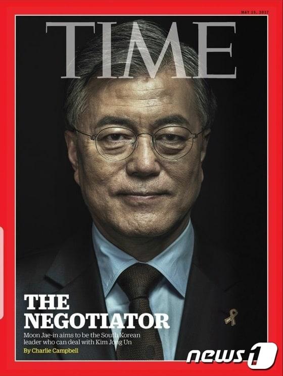 본문 이미지 - 문재인 더불어민주당 대통령 후보 공식 트위터 계정에 소개된 '타임'(Time)지 표지.(더불어민주당 제공) 2017.5.4/뉴스1 ⓒ News1