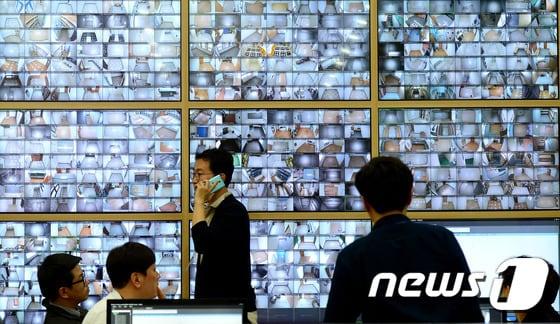 본문 이미지 - 제19대 대통령선거 사전투표 첫 날인 4일 오후 경기도 과천 중앙선거관리위원회 선거종합상황실에 마련된 관내사전투표함 보관장소 CCTV 통합관제센터에서 직원들이 업무에 열중하고 있다.  2017.5.4/뉴스1 ⓒ News1 박정호 기자