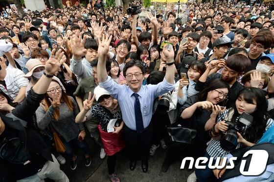 본문 이미지 - 유승민 바른정당 대선후보가 4일 오후 서울 홍대입구역 앞에서 유세를 갖고 시민들 속에서 손을 들어 인사를 하고 있다. 2017.5.4/뉴스1 ⓒ News1 박세연 기자