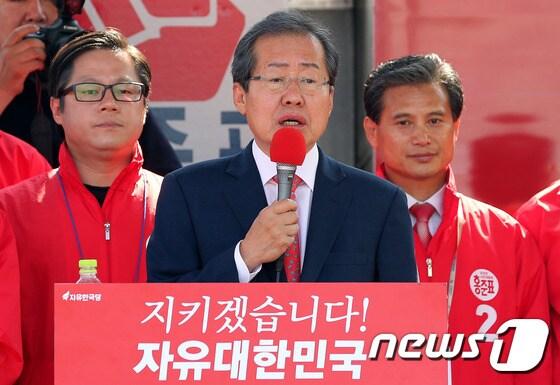 본문 이미지 - 홍준표 자유한국당 대선후보가 5일 오전 강원 강릉 주문진 수산시장에서 시민들에게 지지를 호소하고 있다.2017.5.5/뉴스1 ⓒ News1 박지혜 기자