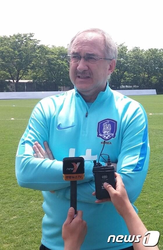 본문 이미지 - 울리 슈틸리케 축구 대표팀 감독이 5일 서울월드컵경기장 보조구장에서 취재진 질문에 답하고 있다. ⓒ News1