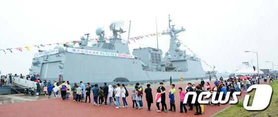 본문 이미지 - 제주해군기지 함정 개방 행사(자료사진)/뉴스1