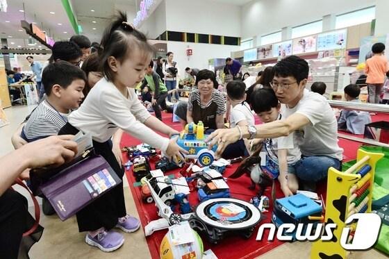 본문 이미지 - 지난해 어린이날 한 마트에서 아이들이 장난감을 고르는 모습. ⓒ News1 민경석 기자