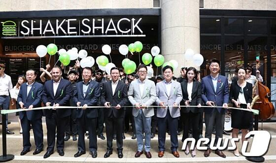 본문 이미지 - 경기도 분당 AK플라자 1층에서 열린 쉐이크쉑 분당점 개점 기념식에서 초청인사들이 테이프 커팅을 하고 있다. 왼쪽 두번째부터 마이클 콱 쉐이크쉑 엔터프라이즈 글로벌 라이센싱 부사장, 최석원 (주)파리크라상 대표, 허희수 SPC그룹 부사장, 채동석 애경그룹 부회장, 정일채 AK플라자 대표이사. (SPC그룹 제공) 2017.5.5/뉴스1