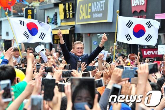 본문 이미지 - 문재인 더불어민주당 대선후보가 어린이날인 5일 경북 포항 중앙상가를 찾아 시민들에게 손을 흔들어 지지를 호소하고 있다.2017.5.5/뉴스1 ⓒ News1 최창호 기자