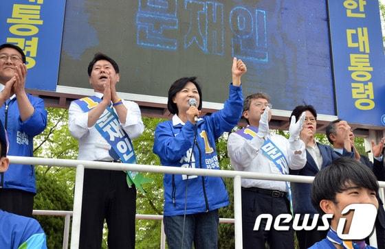 본문 이미지 - 추미애 더불어민주당 대표가 어린이날인 5일 강원 원주시 종합운동장을 찾아 시민들에게 문재인 후보에 대한 지지를 호소하는 연설을 하고 있다. 추 대표는 "외교대통령, 안보대통령, 준비된 대통령을 뽑아야 한다＂며 문 후보에 대한 지지를 호소했다.2017.5.5/뉴스1 ⓒ News1 권혜민 기자