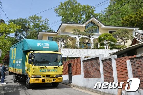 본문 이미지 - 이삿짐을 실은 이사업체 트럭(사진은 기사 내용과 무관함) ⓒ 뉴스1 구윤성 기자