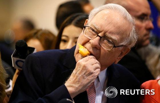 본문 이미지 - 워런 버핏 버크셔해서웨이 회장이 네브라스카 주 오마하에서 열린 버크셔 해서웨이 주주총회에서 아이스크림을 먹고 있다.  ⓒ 로이터=뉴스1 ⓒ News1 우동명 기자