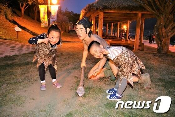 본문 이미지 - 어린이들이 구석기 의상체험 코너에서 구석기 복장으로 의상을 갈아입고, 구석기시대의 생활상을 몸소 체험하고 있다.2017.5.7./뉴스1ⓒ News1