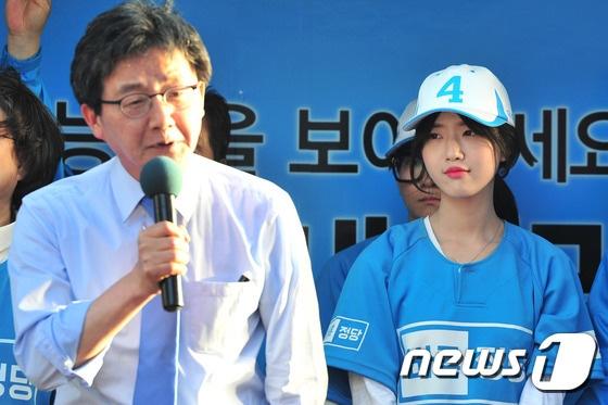 본문 이미지 - 2017년 7월 유승민 바른정당 대선후보가 후보 운동을 할 당시 딸 유담 씨. 2017.5.7/뉴스1 ⓒ News1 최창호 기자