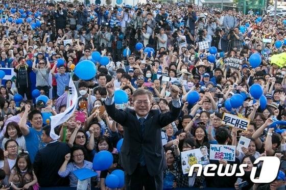 본문 이미지 - 문재인 당시 더불어민주당 대선후보가 2017년 5월 7일 오후 광주송정역 앞 광장에서 열린 집중유세를 마친 뒤 엄지손가락을 치켜 세우고 있다. /뉴스1 ⓒ News1 허경 기자