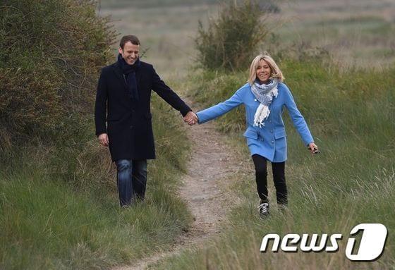 본문 이미지 - 에마뉘엘 마크롱 프랑스 대통령 당선인과 부인 브리짓 여사. ⓒ AFP=뉴스1