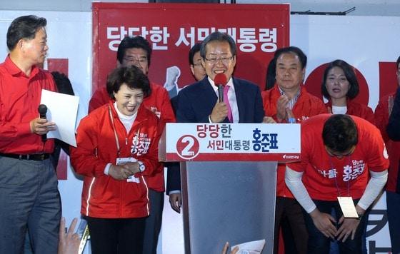 본문 이미지 - 2017년 5월 8일 당시 홍준표 자유한국당 대선후보가 8일 오후 서울 중구 대한문 앞에서 홍 후보의 부인 이순삼씨와 큰아들 정식씨와 함께 시민들에게 지지를 호소하고 있다. ⓒ News1 