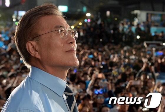 본문 이미지 - 문재인 더불어민주당 대선후보가 8일 오후 서울 광화문광장에서 진행된 제19대 대통령 선거 마지막 유세에서 딸 문다혜 씨의 영상편지를 보고 있다. 2017.5.8/뉴스1 ⓒ News1 허경 기자