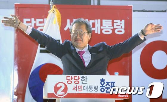 본문 이미지 - 홍준표 자유한국당 대선후보가 2017년 5월 8일 저녁 서울 대한문 앞에서 집중유세를 하고 있다.2017.5.8 ⓒ 뉴스1 박지혜 기자