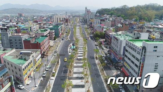 본문 이미지 - 전북 전주시가 추진 중인 전주역 앞 첫 마중길 조성사업이 완공을 눈앞에 두고 있다.(전주시 제공)2017.5.9/뉴스1 ⓒ News1 김춘상 기자