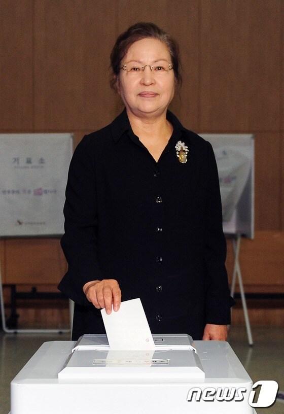 본문 이미지 - 고 노무현 전 대통령 부인 권양숙 여사가 제19대 대통령 선거일인 9일 오전 경남 김해 진영문화센터에 마련된 투표소를 찾아 투표를 하고 있다. 2017.5.9/뉴스1 ⓒ News1 여주연 기자