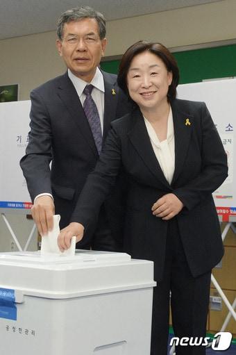 본문 이미지 - 심상정 정의당 대선후보와 남편 이승배 씨가 제 19대 대통령 선거일인 9일 경기 고양시 신원초등학교에 마련된 투표소를 찾아 투표하고 있다. 2017.5.9/뉴스1 ⓒ News1 황기선 기자