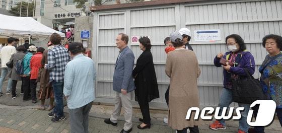 본문 이미지 - 지난 2017년 19대 대통령 선거일에 서울 성북구 정릉4동 주민센터에 마련된 정릉 4동 제2,3투표소에서 유권자들이 투표를 하기 위해 줄을 서있다. 2017.5.9/뉴스1 ⓒ News1 황기선 기자