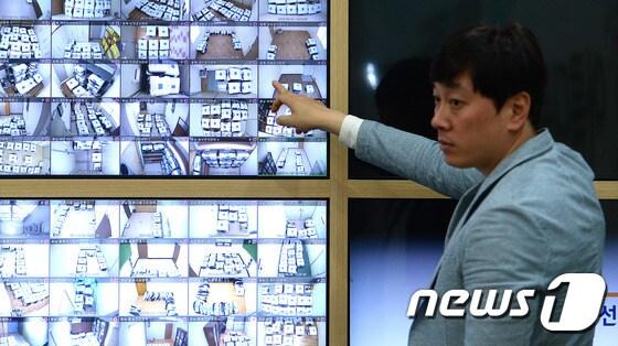 본문 이미지 - 제19대 대통령 선거일이었던 지난 5월 9일 경기도 과천시 중앙선거관리위원회 대선 종합상황실. 2017.5.9/뉴스1 ⓒ News1 오장환 기자