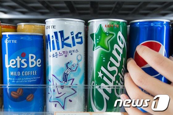 본문 이미지 - 서울 시내의 한 편의점 음료 판매대에서 소비자들이 음료를 구입하고 있다. 2017.5.9/뉴스1 ⓒ News1 성동훈 기자