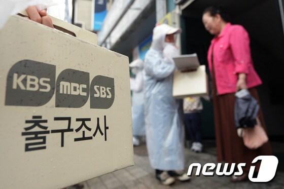 본문 이미지 - 제19대 대통령선거일인 9일 오후 서울 용산구 이태원 새마을금고에 마련된 이태원제2동 제2투표소 앞에서 출구조사원들이 투표를 마친 유권자들에게 출구조사를 하고 있다. 2017.5.9/뉴스1 ⓒ News1 황기선 기자