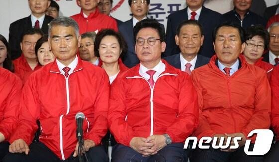 본문 이미지 - 19대 대통령 선거일인 9일 오후 서울 여의도 자유한국당 당사에서 당직자들이 방송3사 출구조사 발표를 지켜보고 있다.2017.5.9/뉴스1 ⓒ News1 박지혜 기자