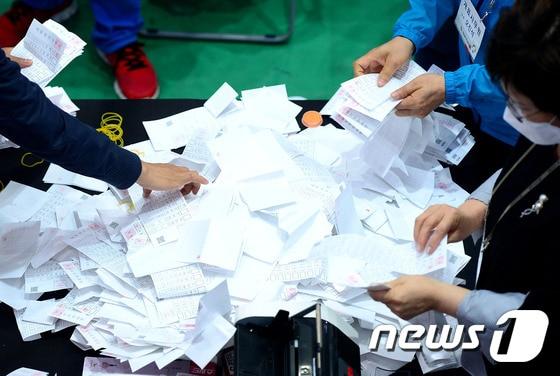 본문 이미지 - 제19대 대통령 선거일인 지난해 5월9일 오후 서울 광진구 동국대학교 사범대학 부속여자고등학교 체육관에 마련된 대통령선거 개표소에서 개표요원들이 개표 작업을 하고 있다. 2017.5.9/뉴스1 ⓒ News1 박정호 기자