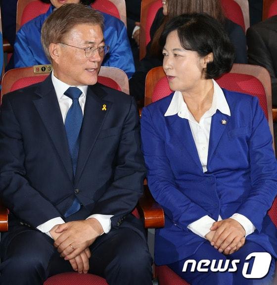 본문 이미지 - 2017년 5월 9일 당시 문재인 더불어민주당 대선 후보와 추미애 대표가 서울 여의도 국회 의원회관에서 열린 19대 대통령 선거 출구조사 방송 시청에서 대화를 나누고 있는 모습. ⓒ News1 DB